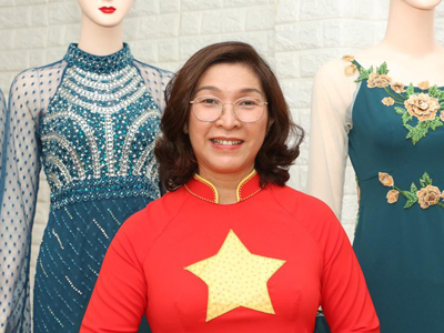 NTK Hà Việt Linh bén duyên với áo dài từ mong muốn giấu eo bánh mì